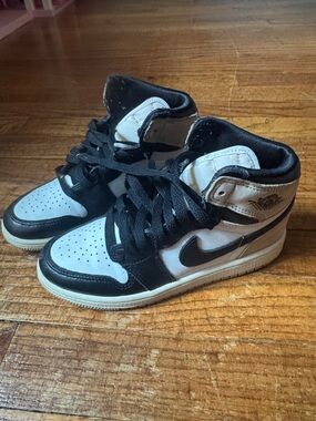Nike Air Jordan 1 High-Top Sneakers - Black & White